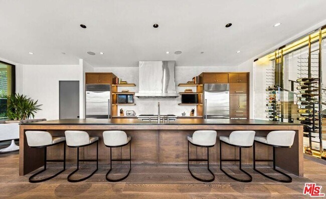 Foto del edificio - 727 N Beverly Glen Blvd