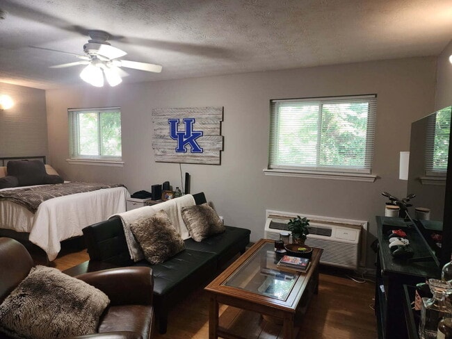 Foto del edificio - 562 Woodland Ave