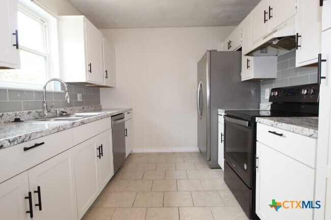 Building Photo - 2625 Phyllis Dr