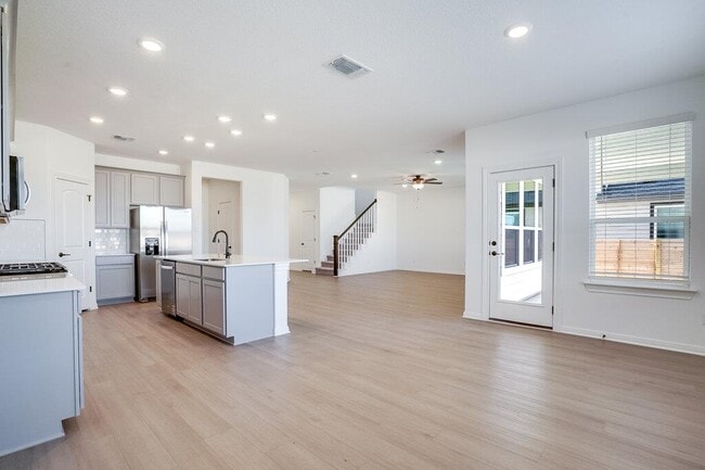 Foto del edificio - 429 Foresail Rd