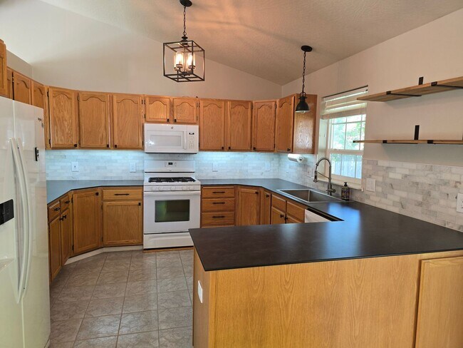 Foto del edificio - Beautiful home in desirable Riverside Harbor.