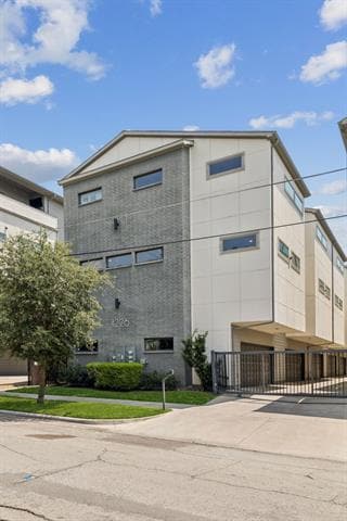Building Photo - 4226 Roseland Ave