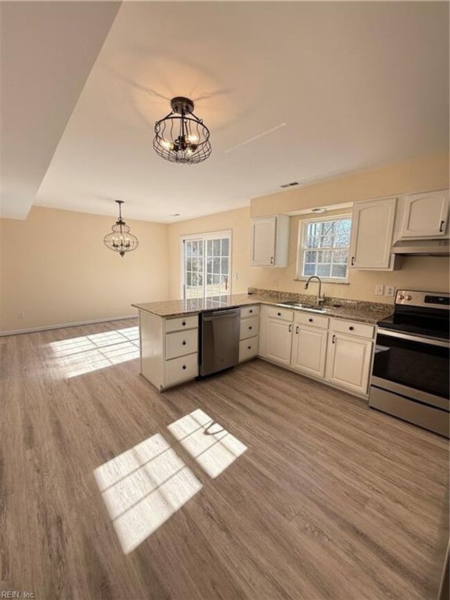 Building Photo - 3 BR 2.5 BA House