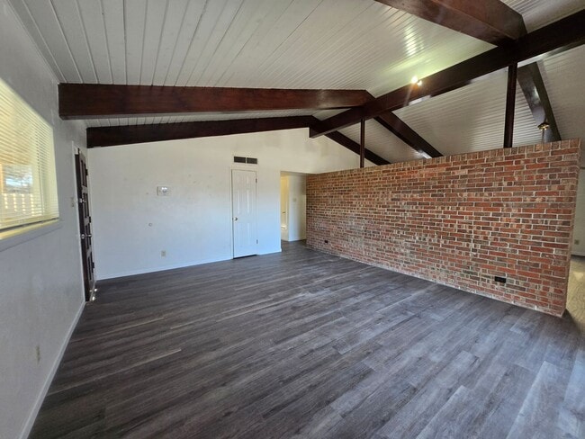 Building Photo - 3 bedroom, 2 bathroom home!