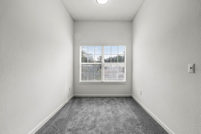 Building Photo - Eastlake Gardens
