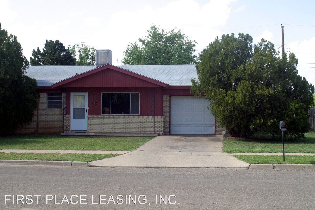 Primary Photo - 3 br, 1 bath House - 300 Circle Dr.