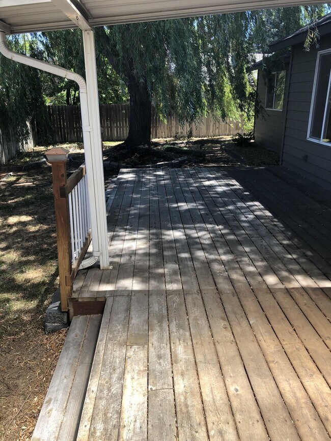 Building Photo - Desirable one Level Home in SW Redmond!