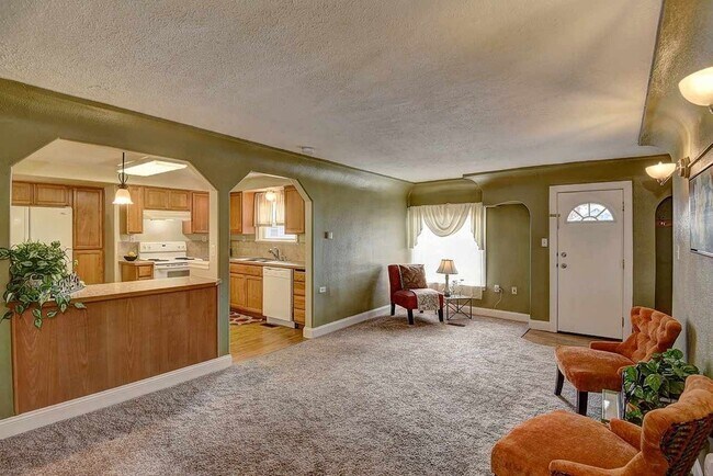Building Photo - Charming Bungalow!