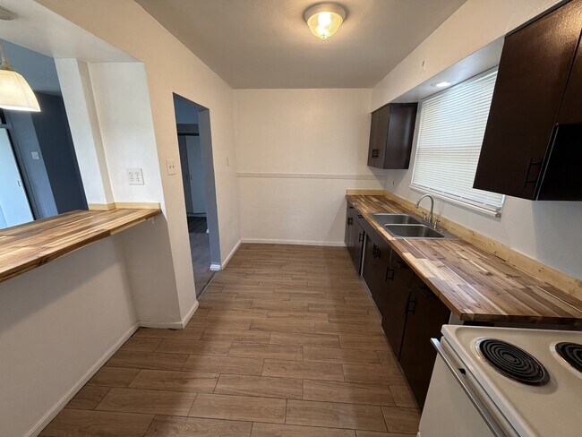 Foto del edificio - 10000 Knollcrest Ct