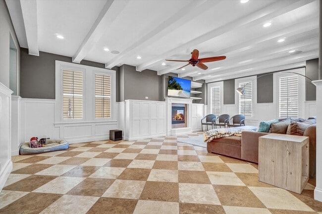Living room - 206 E Balboa Blvd
