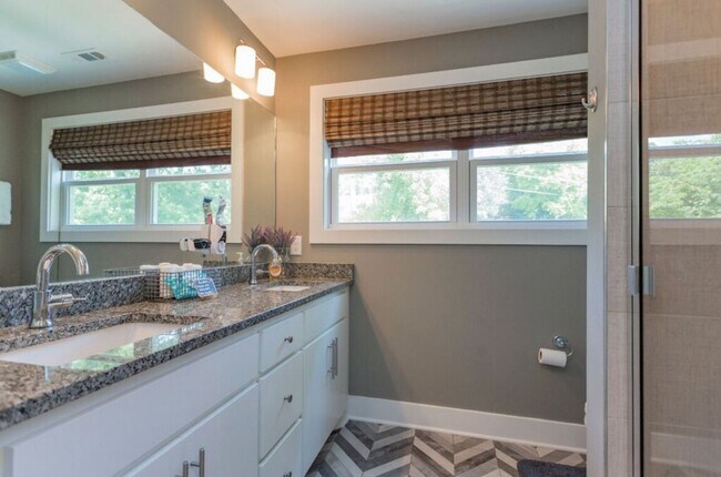 Building Photo - Two Story, 4 Bedroom, 3.5 Bath in Nashville!