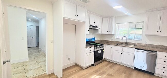 Building Photo - Single Story Senior Home - Newly Remodeled...