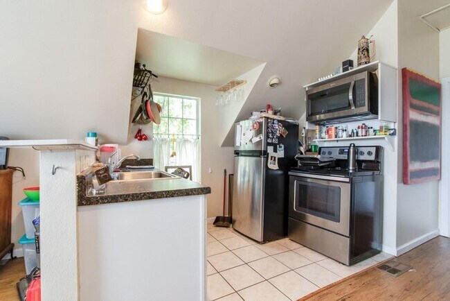 Building Photo - 2404 Thornton Rd