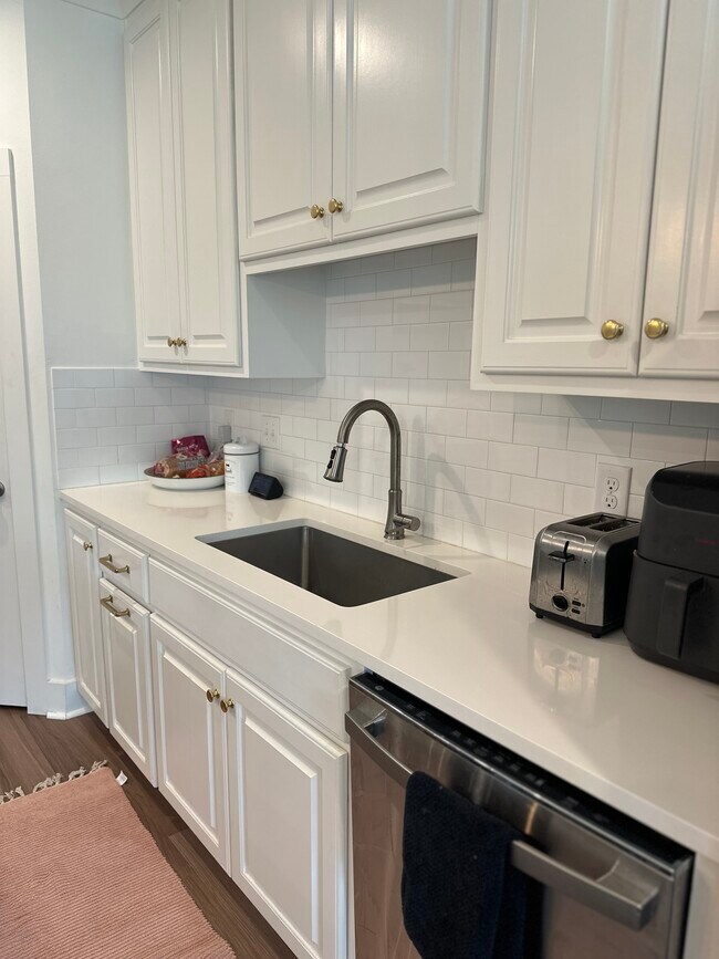 Large sink - 9004 Southlawn Dr
