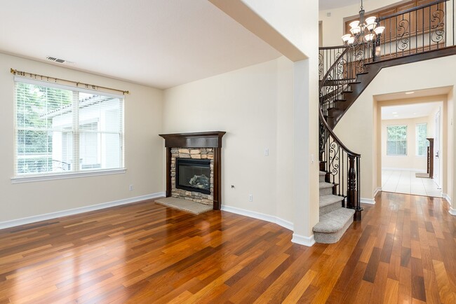 Building Photo - Stunning 5BR/4.5BTH Home in La Costa Oaks!!