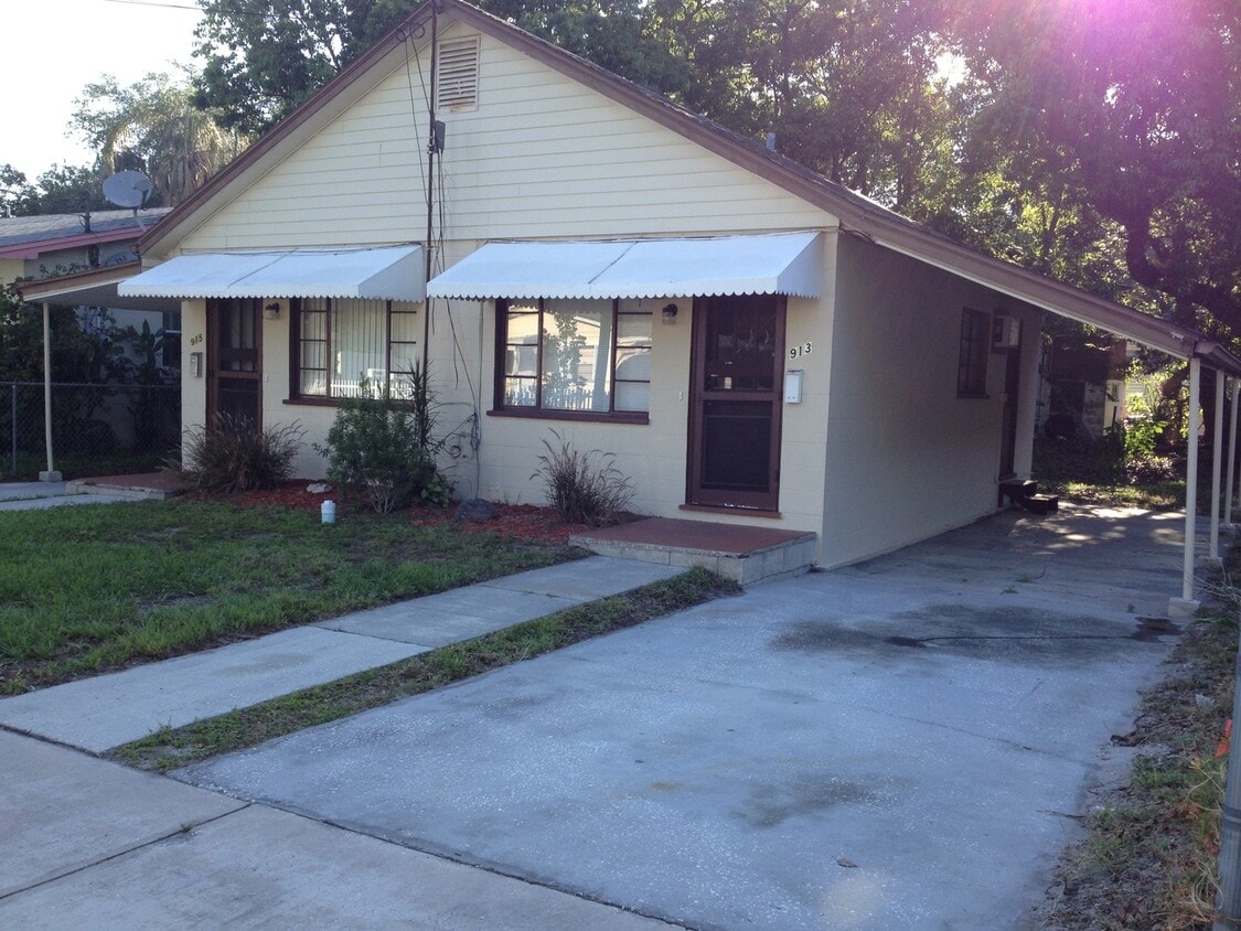 Photo - 913 Brack St., Cute Studio in 1/2 duplex