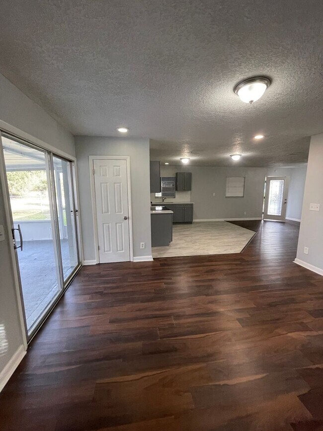 Building Photo - 4/2 Single Family home available now!