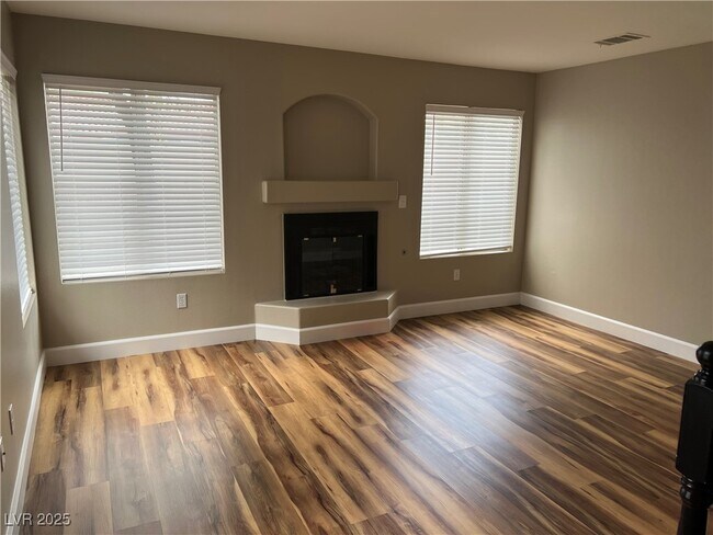 Building Photo - 910 Elegant Coral Ave