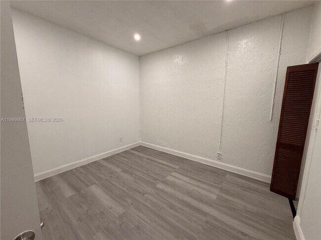 Foto del edificio - 2804 NW 7th Ct
