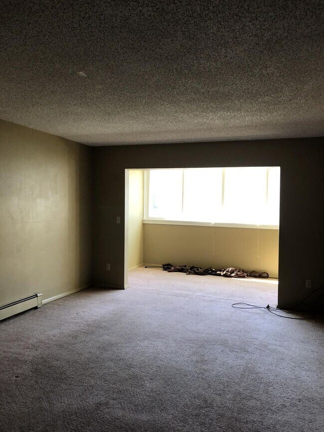 Building Photo - 2 Bedroom, 1 Bathroom Condo located at Ter...