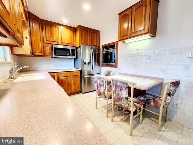 Foto del edificio - 225 Laurel Ln