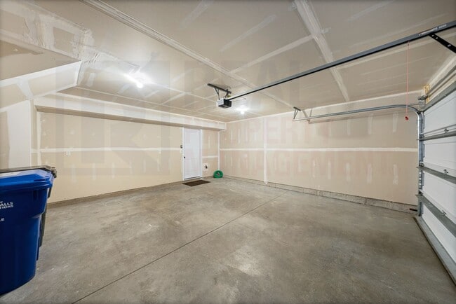 Building Photo - Stunning 3 Bed 2.5 Bath Townhome COMING SOON
