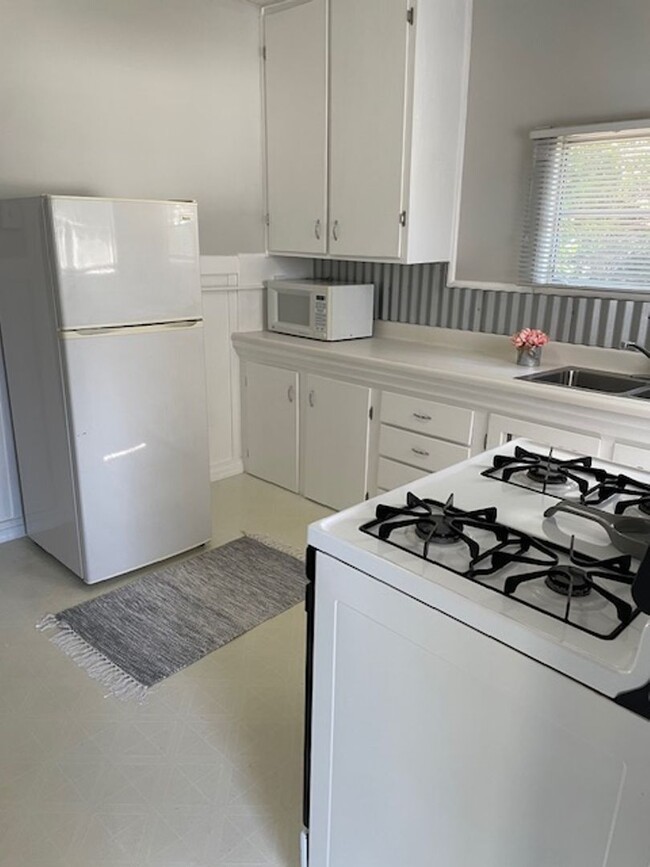 Building Photo - 2 bedroom 1 bath Brea $3100