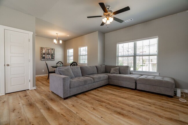 Foto del edificio - Updated 3-bedroom 2.5 bath Townhome in Fay...