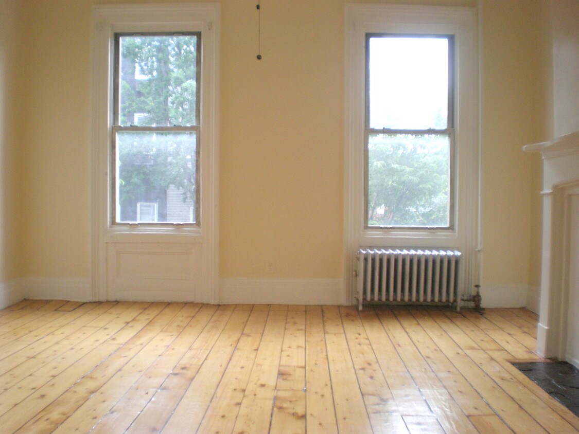 Primary Photo - 683 Lorimer St