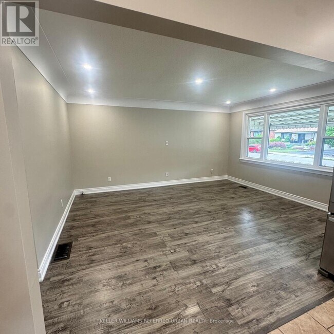 Photo du bâtiment - 313 E 33rd St