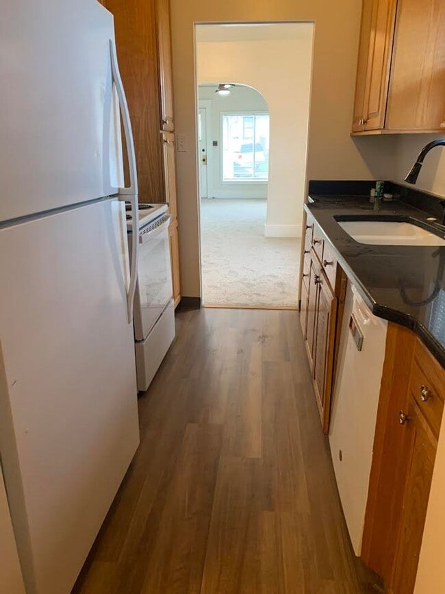 Building Photo - HALF OFF SECOND MONTH'S RENT WITH SIGNED L...