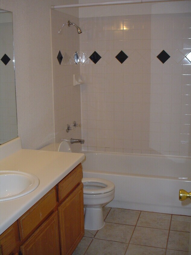 Full Bath - 412 Alpine St
