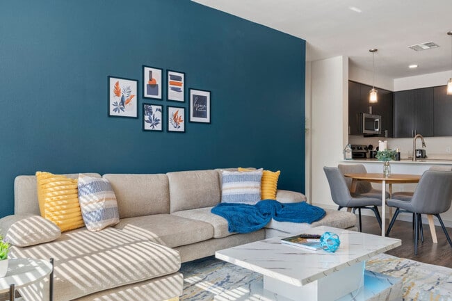 Building Photo - 711 W Broadway Rd