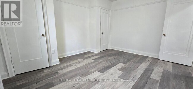Photo du bâtiment - 137-137 Eglinton Ave W