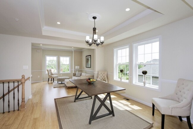 Building Photo - Gorgeous and Spacious Renovated 4br/3.5ba ...