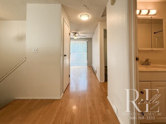 Foto del edificio - Spacious 4-Bedroom Home with Garage on Qui...