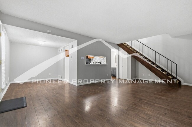 Charming Townhouse with Central AC and Washer/Dryer - Charming Townhouse with Central AC and Washer/Dryer