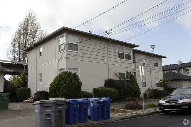 Building Photo - 545 Elm St