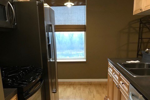 Building Photo - 400 Village Cir