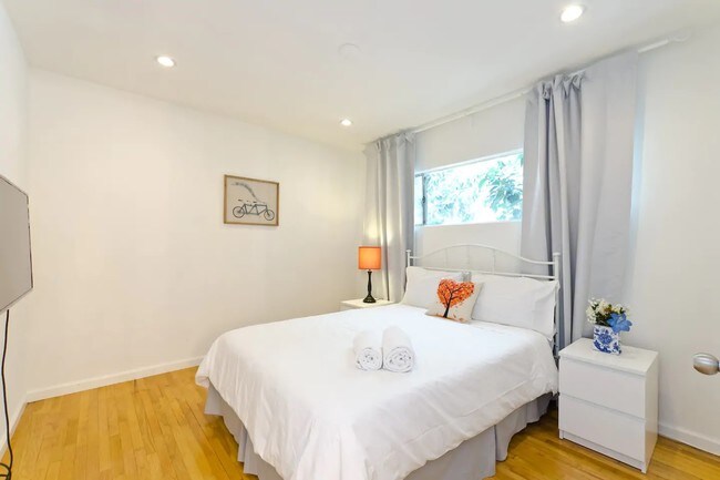 Foto del edificio - 1811 Ivar Ave