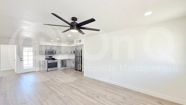 Building Photo - 726 E Vista Del Cerro Dr