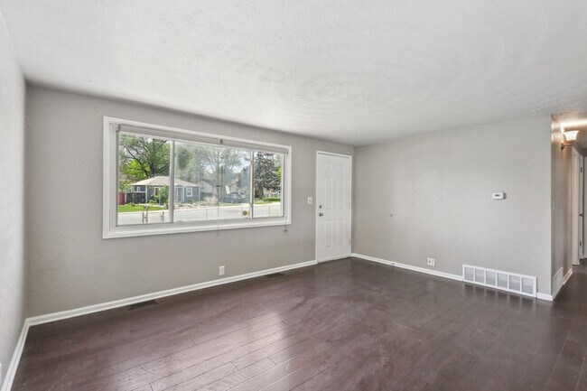 Building Photo - 5bd/2ba Valverde Home for Rent!