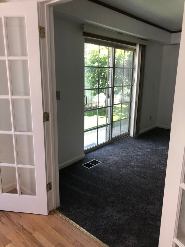 Living room from kitchen - 85 Buchanan Ct