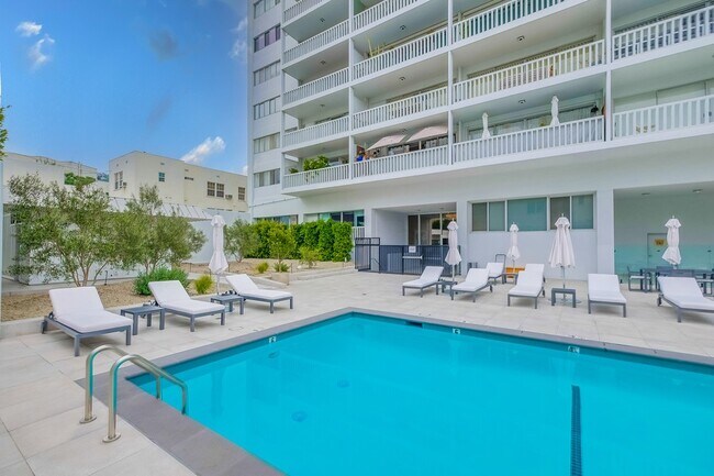 Foto del edificio - 999 N Doheny Dr