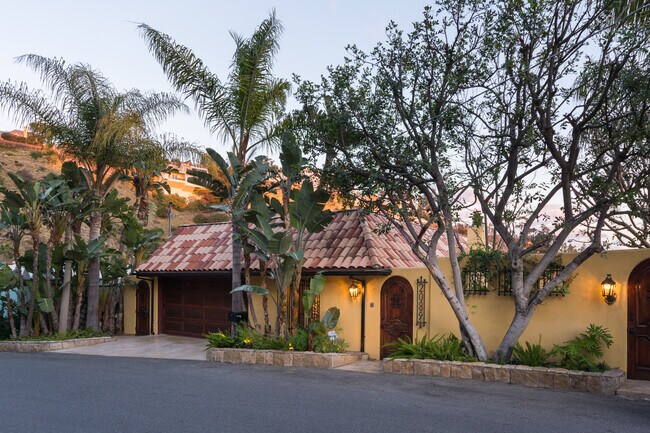 Foto del edificio - 2089 Sunset Plaza Dr