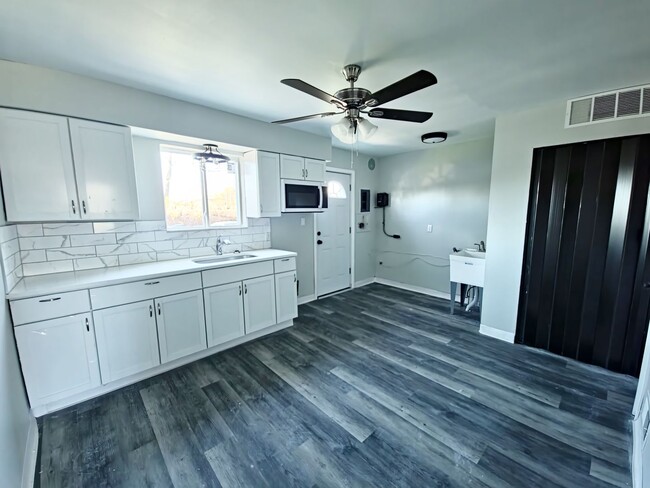 Foto del edificio - 5972 Glenway Dr, Brook Park, OH 44142