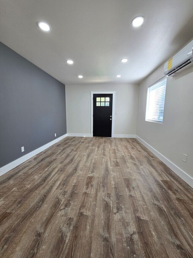 Building Photo - 13-15 Brenton Ln