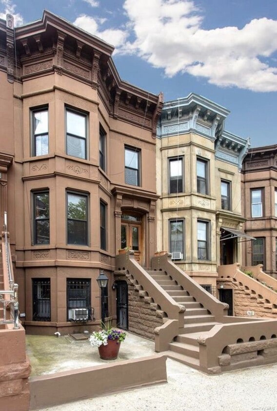 Primary Photo - 444 56th St