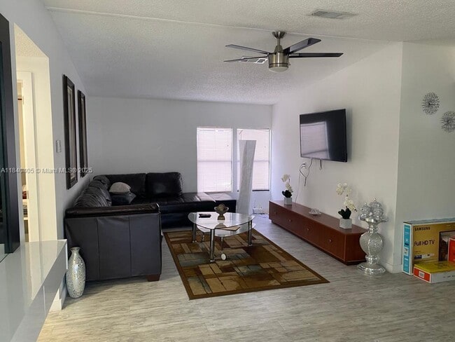 Foto del edificio - 12761 SW 14th St
