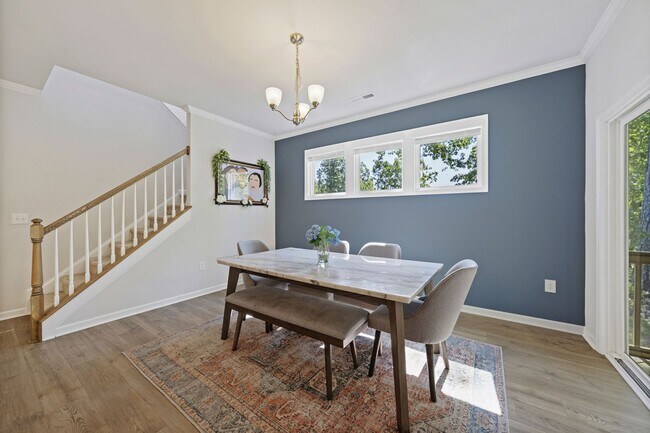 Foto del edificio - Spacious 5 Bedroom 4 Bathroom Home- Locate...